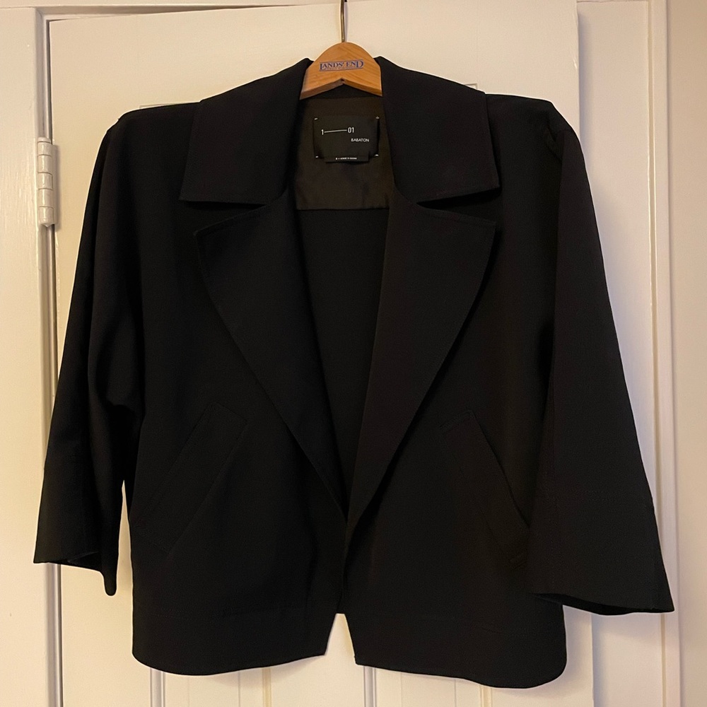 Aritzia Babaton drapey cropped trench jacket, size S